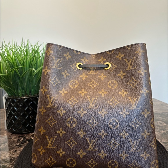 Louis Vuitton Neonoe - Picture 4 of 14
